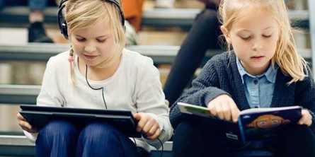 To piger læser på Kompetence for Læsning